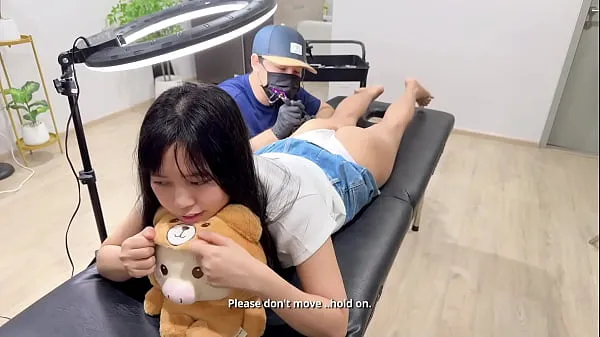 매혹적인 귀여운 소녀가 문신 아티스트를 유혹: 잉크 묻은 크리미피와 거친 항문 성교