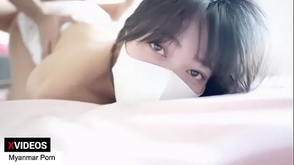 光溜溜的少女被巨屌在黑暗卧室里野蛮强奸