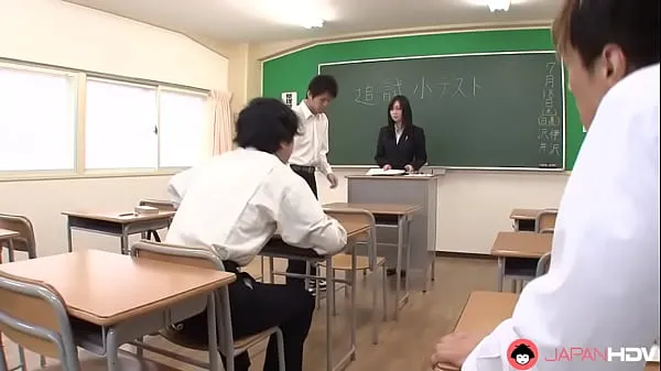 二人のアジア人男が、野外オργイで彼女の濡れた膣を貪る